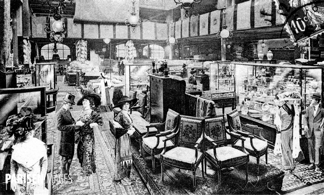 Le rayon des meubles anciens. Magasins du Bon Marché. Paris, vers 1900.