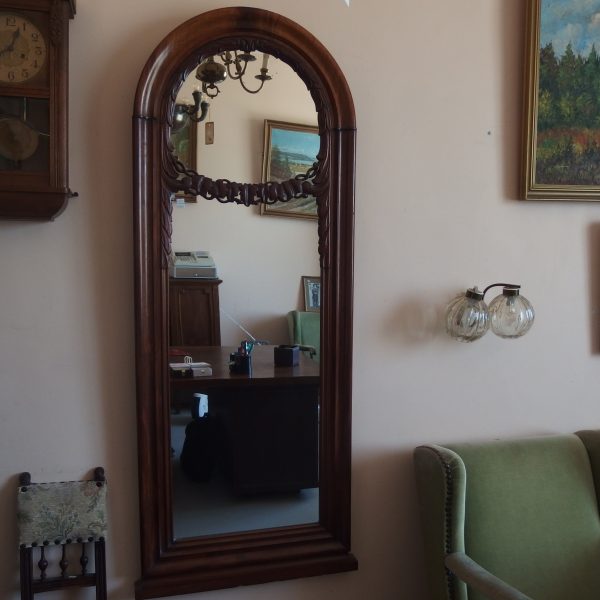 550,00€ Antikvarinis sieninis veidrodis , pagamintas iš riešutmedžio medienos. Veidrodis rėmintas reljefiniuose dviejų dalių rėmuose.