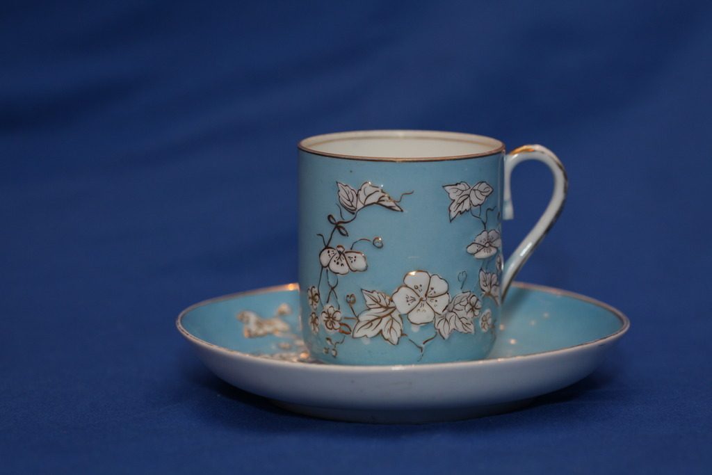 M.S. Kuznecovo fabriko porcelianinis puodelis su lėkštute, 1891-1917 metai.