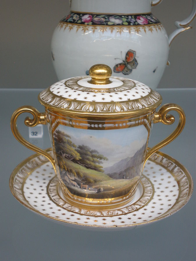 Staffordshire kaulinis porcelianas, emaliuotas ir auksuotas, puodelis šokoladui, 1815–20 metai. (Victoria and Albert muziejus, Londonas)