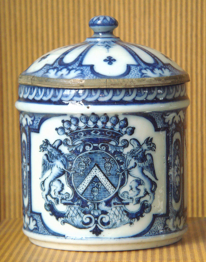 Rouen manufaktūros minkštojo porceliano indelis. 17 amžiaus pabaiga. Didikų šeimos labai mėgo porceliano indus puoštus savo šeimų herbais.