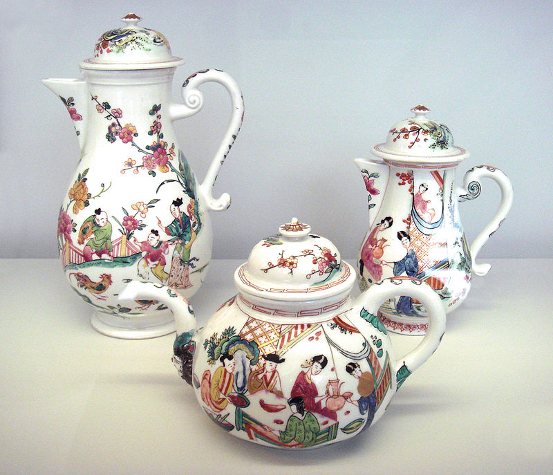 Meissen kietojo porceliano arbatinukai. Dekoruoti kiniškais motyvais, 1735 metais. 