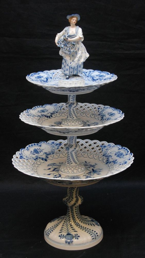 Meissen porceliano pyragėlių stendas. 1860-1880 metai.