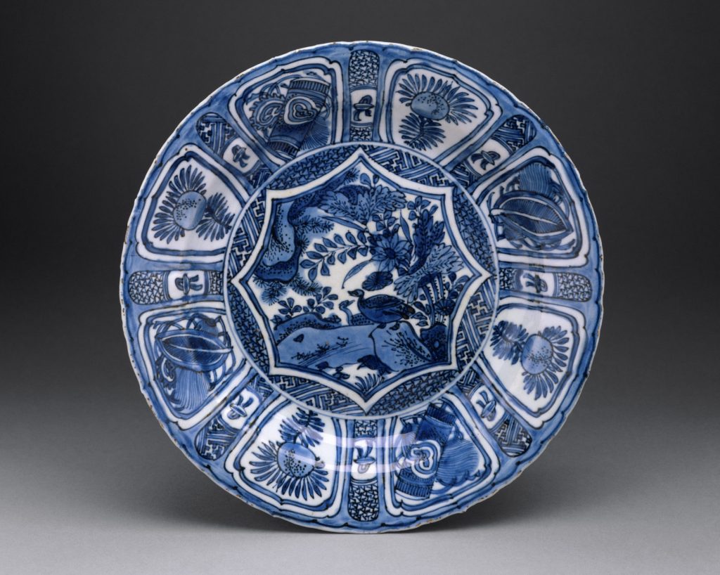 Iki 17 amžiaus pabaigos importuotas porcelianas iš Kinijos buvo dekoruotas mėlynu pigmentu.