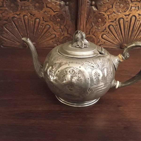 Metalinis arbatinukas dekoruotas žemuogėmis 50,00€