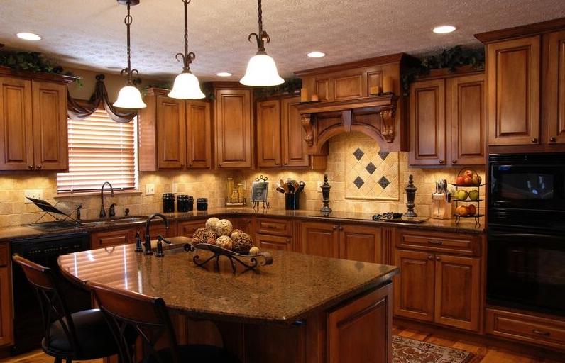 Classic Style Wooden Counters Tuscan Style Kitchen Cabinets with Marble Table