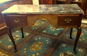 Rašomasis stalas 450,00€ Gražus senovinis rašomasis stalas . Stalą sudaro:du stalčiai ir marmurinis stalviršis. Stalas pagamintas iš riešutmedžio.