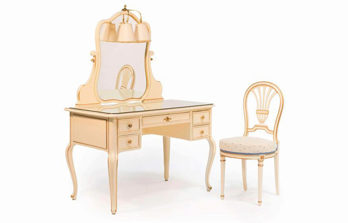 Liudviko XV stiliaus kosmetinis kreminės spalvos staliukas. Auksuotas ir lakuotas medis. Taip pat, Liudviko XVI stiliaus kėdė. Parduota už 2890€ Artcurial aukcione (2018 metais).   