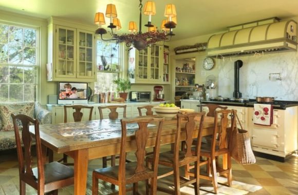 Ceiling-lamps-in-vintage-style-and-wooden-furniture-Italian-kitchen-interior